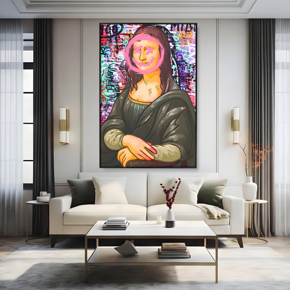 Tablou canvas cu tablou canvas cu mona lisa pop art, in rama de aluminiu negru, pe perete intr-un living